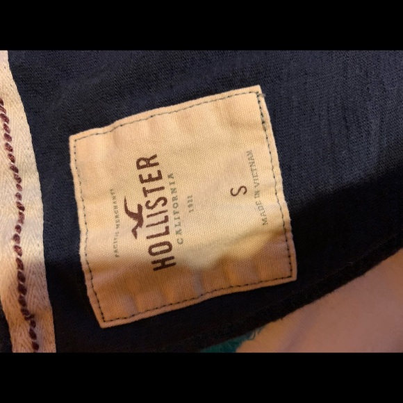 Navy blue Hollister v neck top - Picture 3 of 3